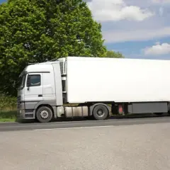 Czym się różni tir od ciężarówki? Kluczowe różnice, które musisz znać
