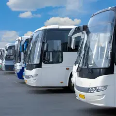 Ile miejsc w autokarze? Poznaj różnice między typami autokarów