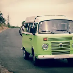 Czy bus to samochód osobowy czy ciężarowy? Kluczowe różnice i przepisy