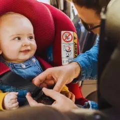 Czy można przewozić dziecko w ciężarówce? Sprawdź przepisy i bezpieczeństwo