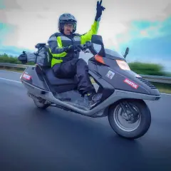 Czy skuterem można jeździć po autostradzie? Sprawdź przepisy i kary