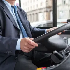 Ile zarabia kierowca autokaru? Sprawdź najwyższe pensje w branży