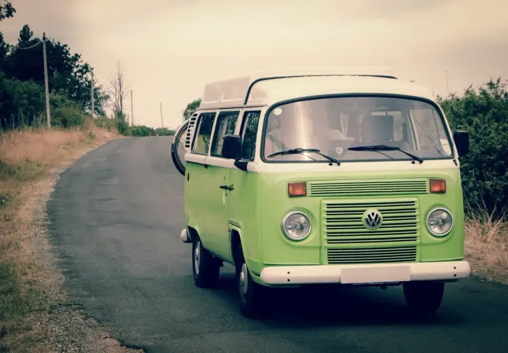 Czy bus to samochód osobowy czy ciężarowy? Kluczowe różnice i przepisy