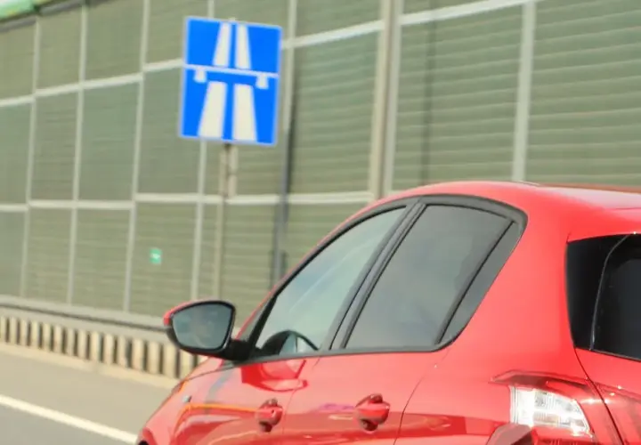 Maksymalna prędkość na autostradzie z przyczepą – uniknij mandatów