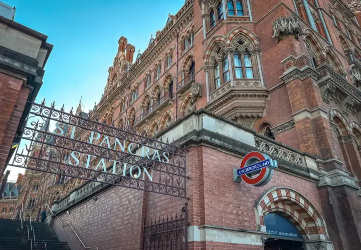 Jak długo trwa podróż autokarem do Londynu? Czas przejazdu i wskazówki