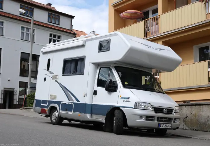 Jakie prawo jazdy potrzebne do busa 11 osobowego? Poznaj szczegóły