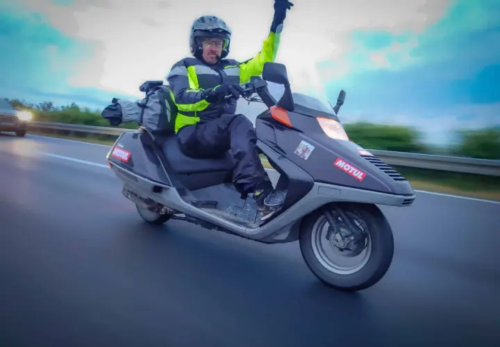 Czy skuterem można jeździć po autostradzie? Sprawdź przepisy i kary