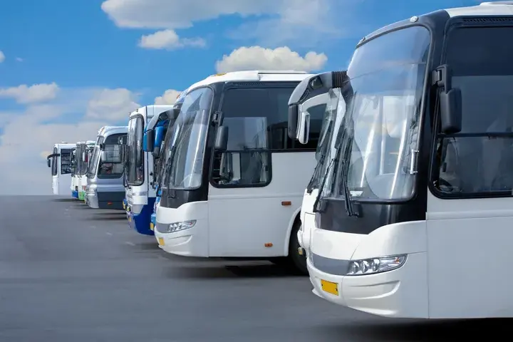 Ile miejsc w autokarze? Poznaj różnice między typami autokarów