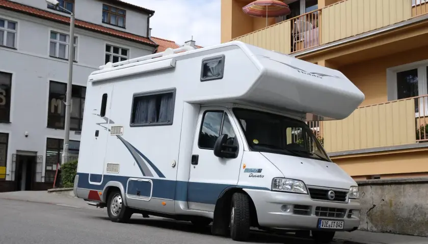 Jakie prawo jazdy potrzebne do busa 11 osobowego? Poznaj szczegóły