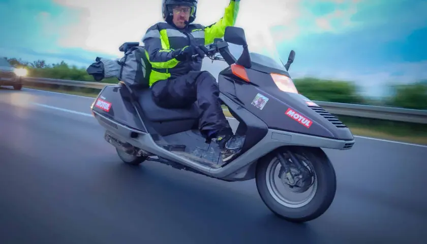 Czy skuterem można jeździć po autostradzie? Sprawdź przepisy i kary