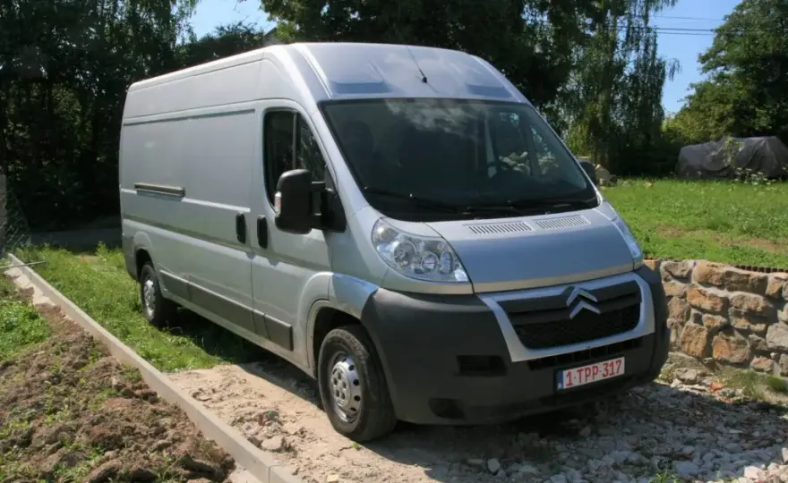 Jaki bus do przerobienia na kampera? Sprawdź najlepsze modele!