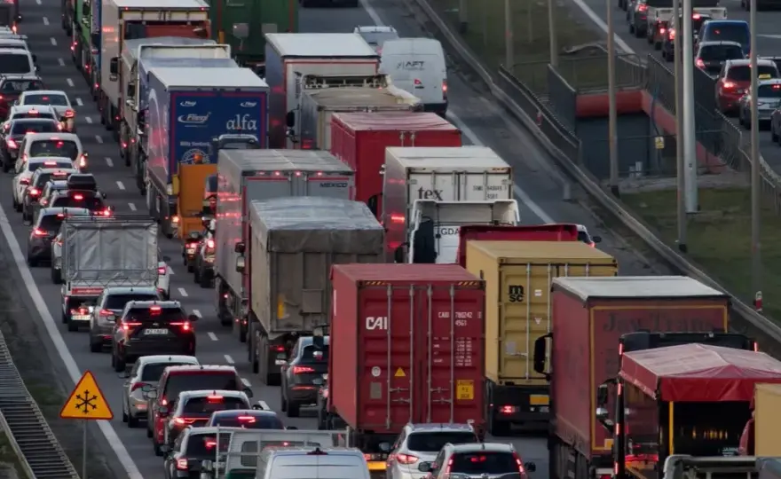 Czy dzisiaj obowiązuje zakaz jazdy ciężarówek? Sprawdź aktualne przepisy