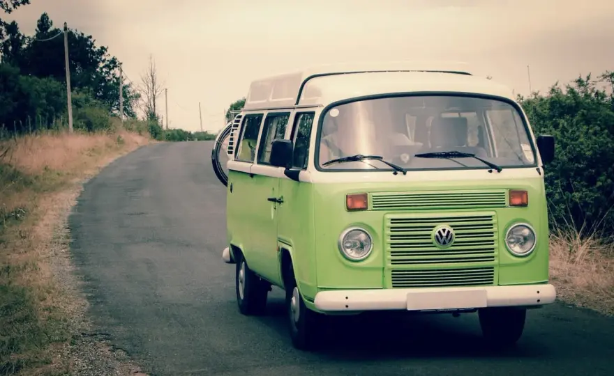 Czy bus to samochód osobowy czy ciężarowy? Kluczowe różnice i przepisy