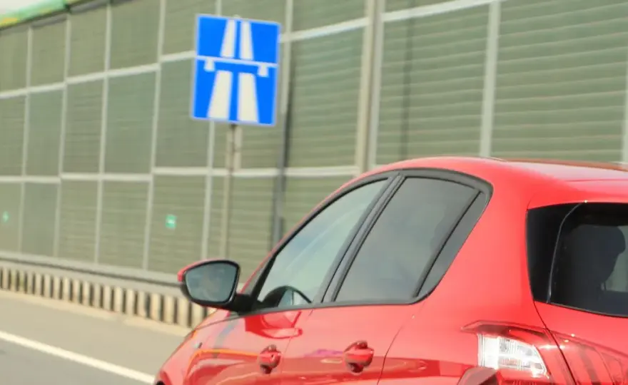 Maksymalna prędkość na autostradzie z przyczepą – uniknij mandatów