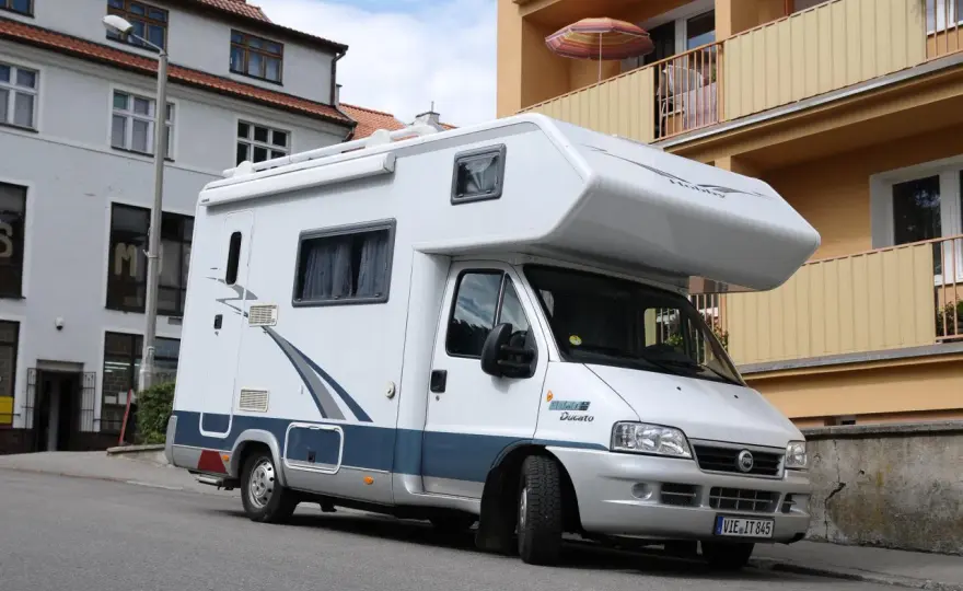 Jakie prawo jazdy potrzebne do busa 11 osobowego? Poznaj szczegóły