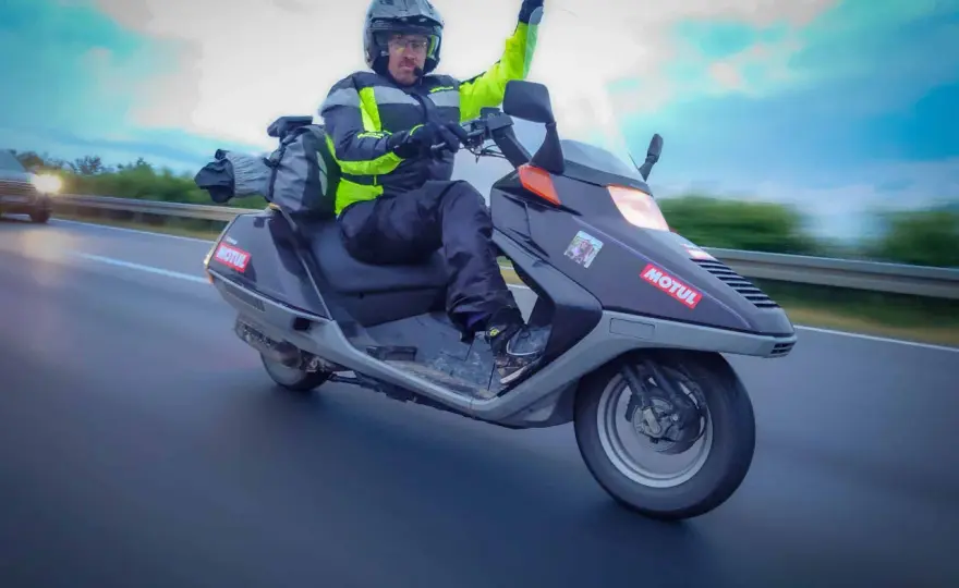 Czy skuterem można jeździć po autostradzie? Sprawdź przepisy i kary