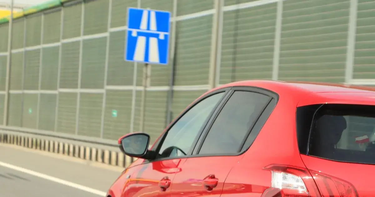 Maksymalna prędkość na autostradzie z przyczepą – uniknij mandatów
