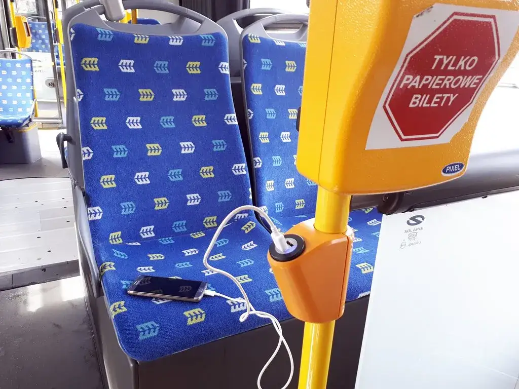 Zdjęcie Czy w autokarach są gniazdka? Sprawdź, gdzie możesz ładować urządzenia