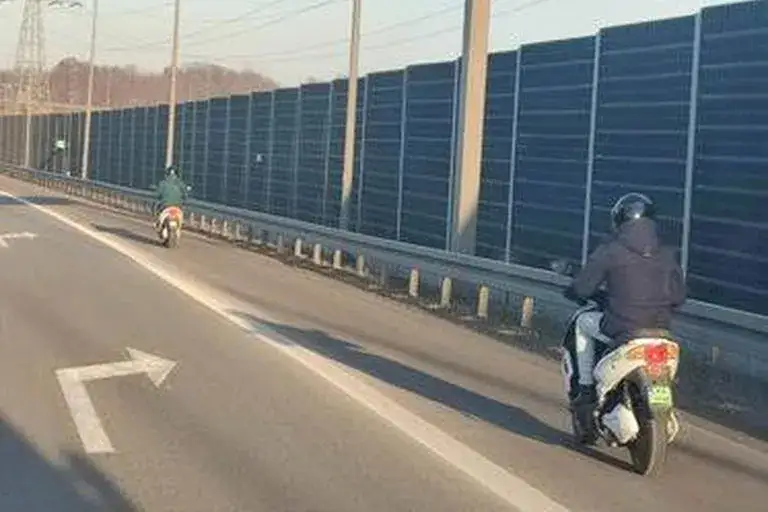 Zdjęcie Czy skuterem można jeździć po autostradzie? Sprawdź przepisy i kary
