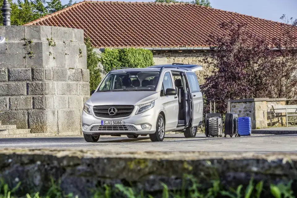 Zdjęcie Jaki bus w benzynie? Odkryj najlepsze modele do przewozu osób